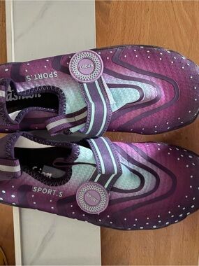 Women’s Purple Gradient Athletic Water Shoes with Hook-and-Loop Strap